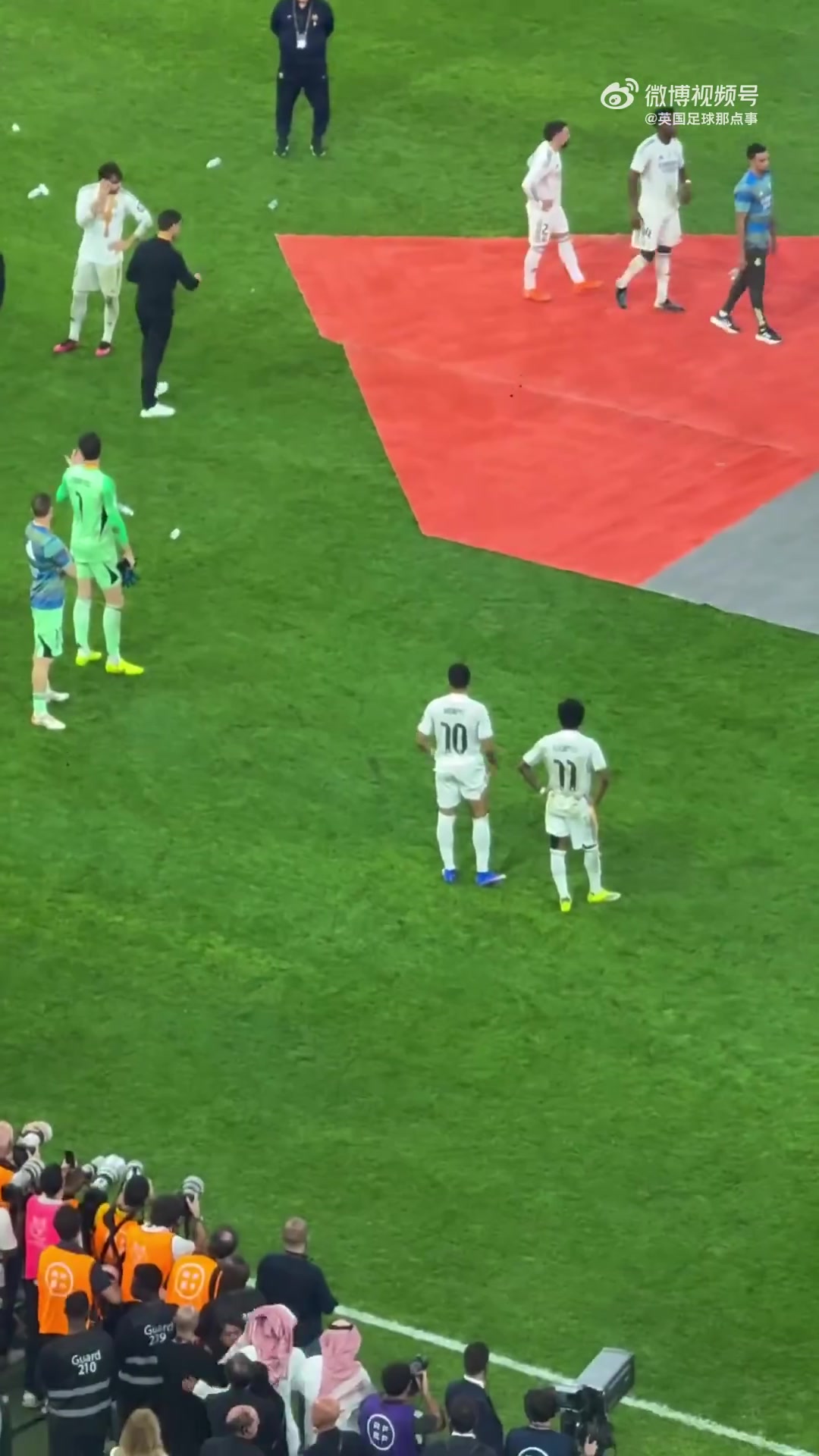 球迷翻出西超杯赛后片段：我从未见过教练的权威如此之低